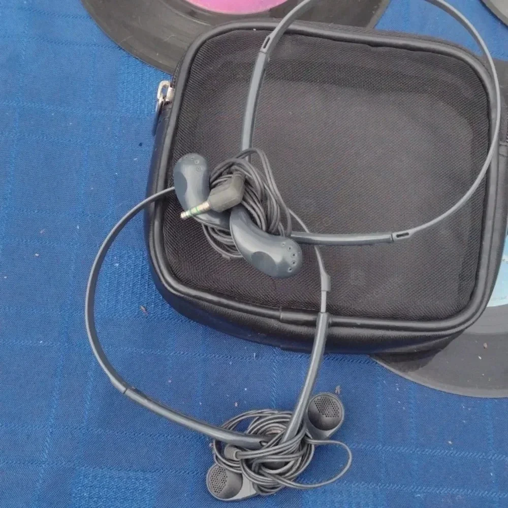 Pair of Sony mdr-w08 wired earbuds