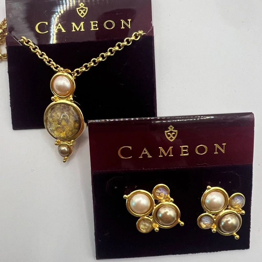 Vintage Cameon‎ Necklace & Earring Set NOS Gold Tone Faux Pearl Glass Cabochon