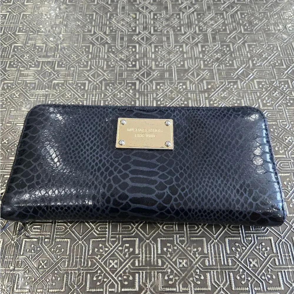🐢 Michael Kors Snakeskin Clutch/Wallet In Great Shape!