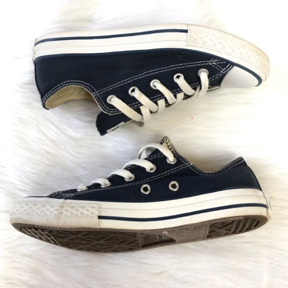 Converse navy blue