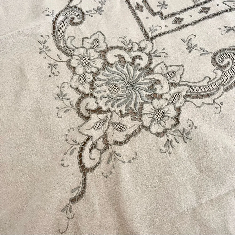 Antique questions leave