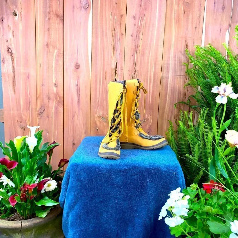 Ladies Timberland insulated cold weather boots size 7M NWOT.