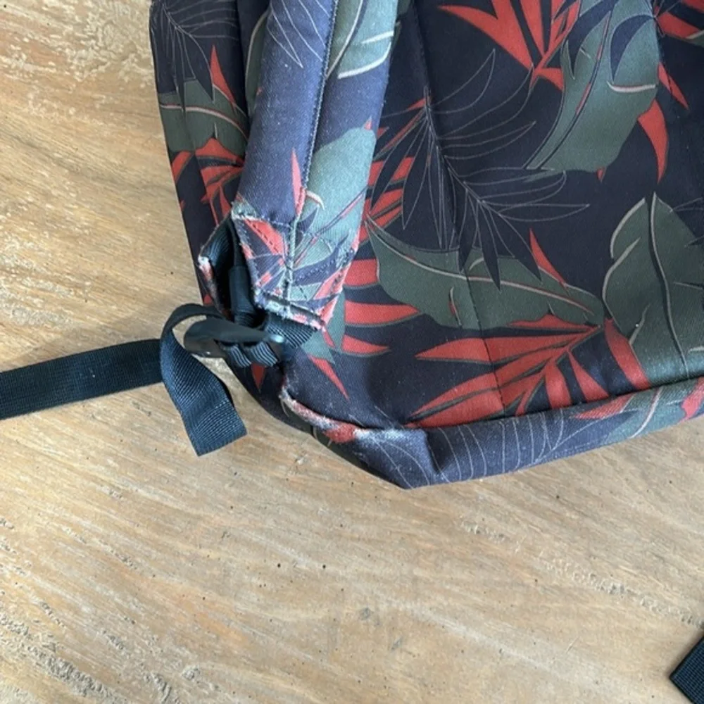 Herschel Supply Co. note corners