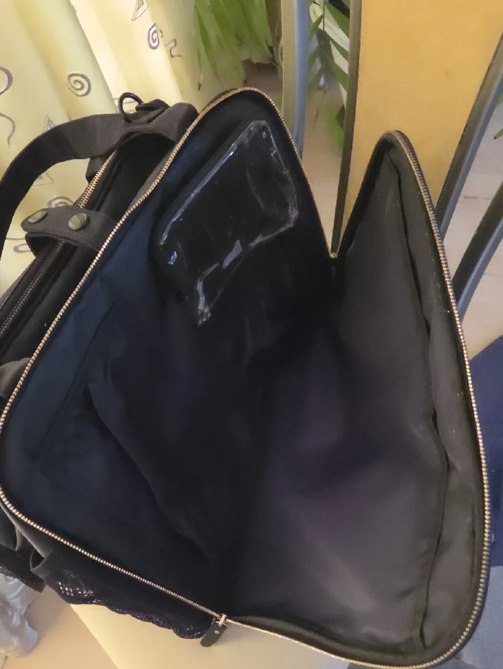 Emirates versatile black