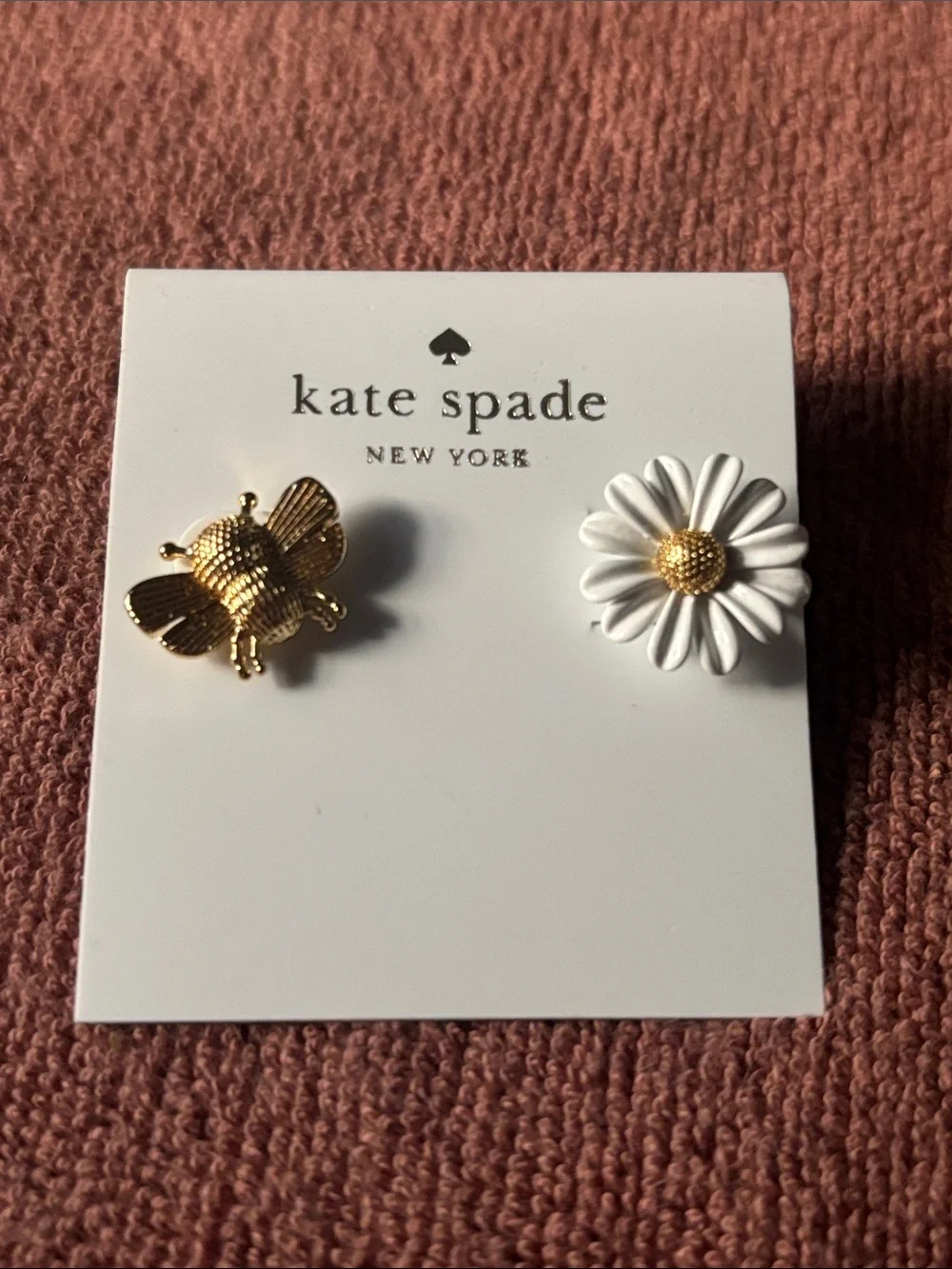 kate spade Gold Bee & White Daisy Stud Earring Set