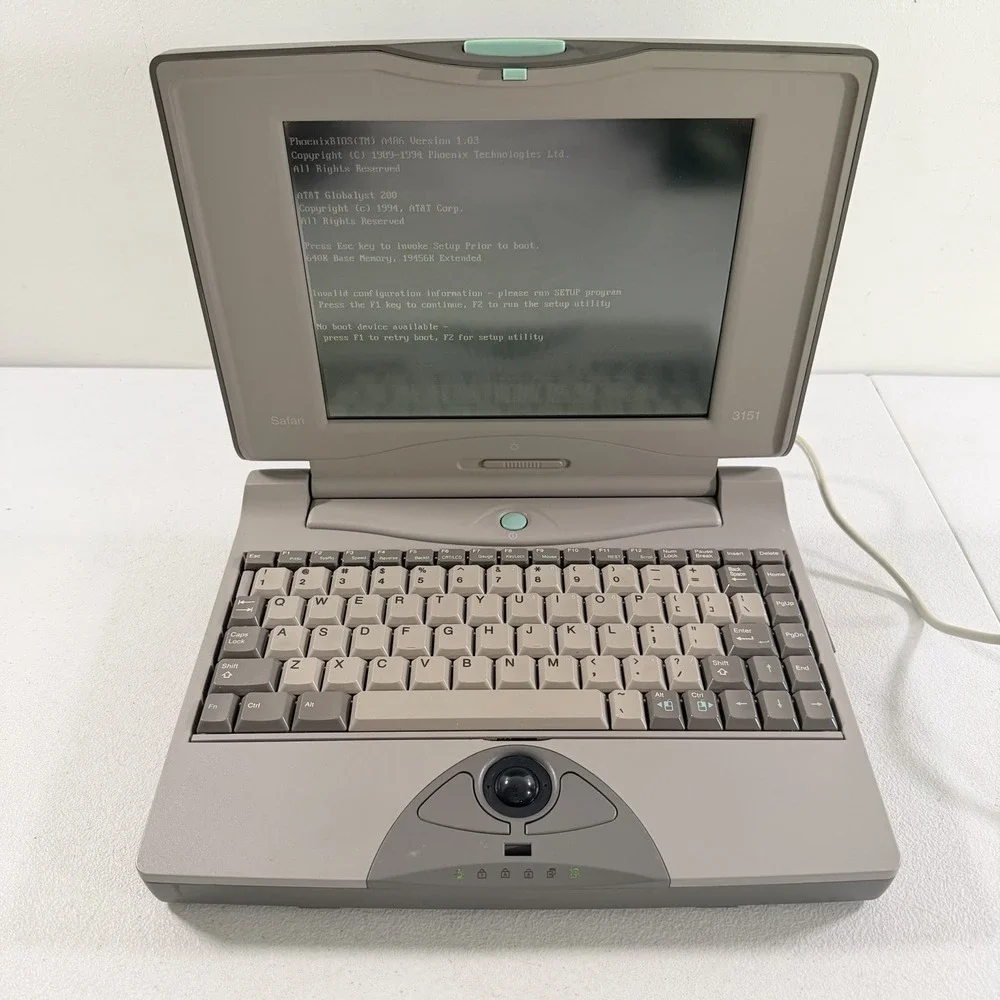 Vintage Retro AT&T Safari 3151 Laptop Computer POWERS ON NO BOOT DEVICE READ