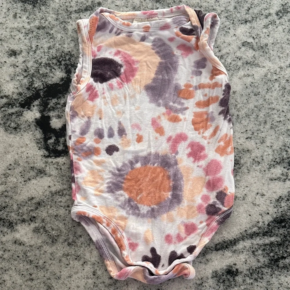 Angel Dear x Spearmint bamboo Love‎ Tie Dye sleeveless tank bodysuit 3-6 months