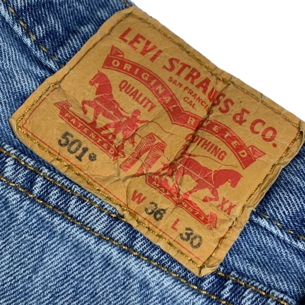 Mens 501 Levi’s Button Fly Medium Wash Straight Leg Sz 36X30 EXCELLENT Condition