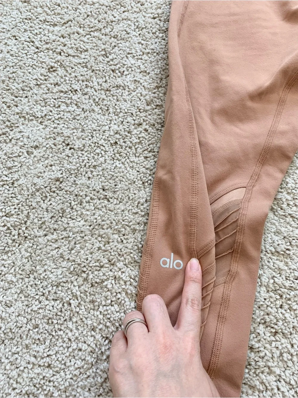 ALO Yoga alo beige