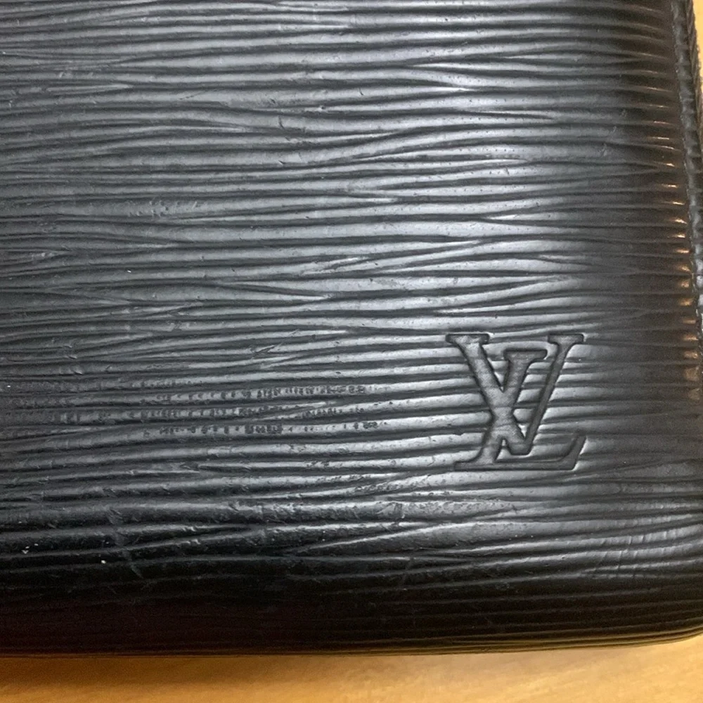 Louis Vuitton signs purchased