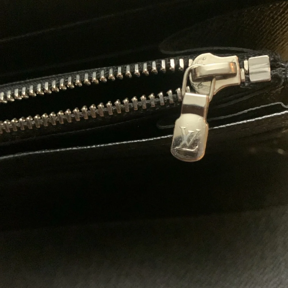 Louis Vuitton 2510 louis pockets