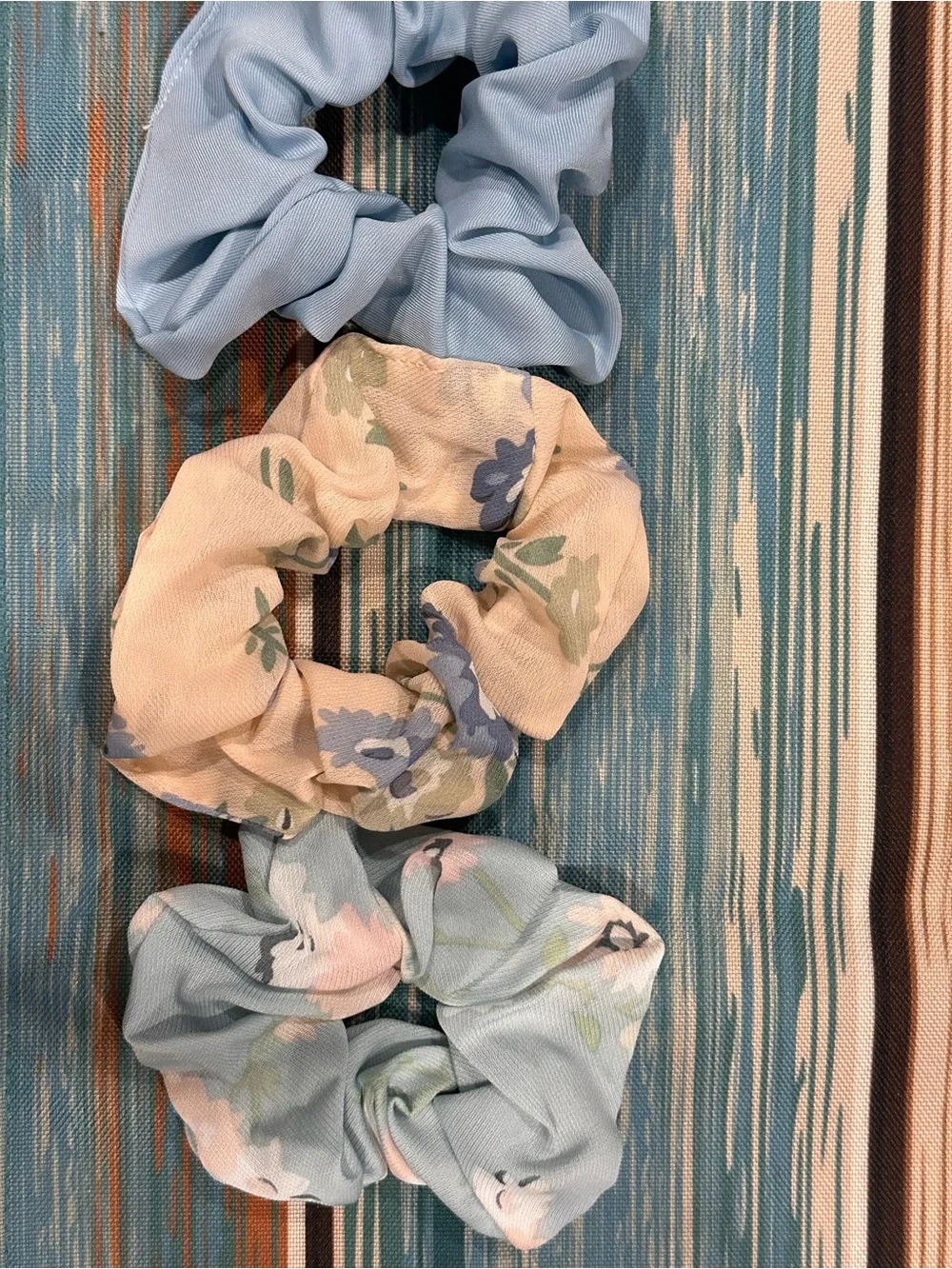 Set of 3 Women’s Blue and Cream Floral Scrunchies