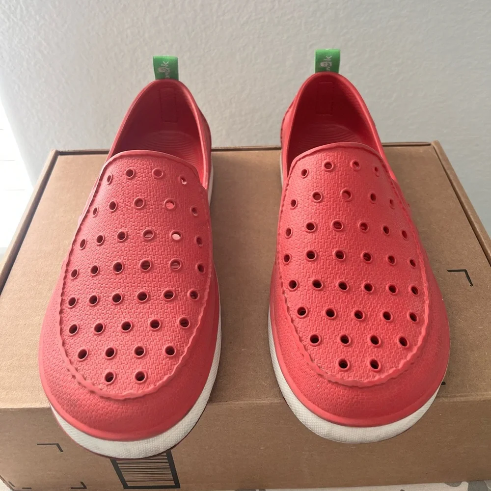 Sanuk red slip