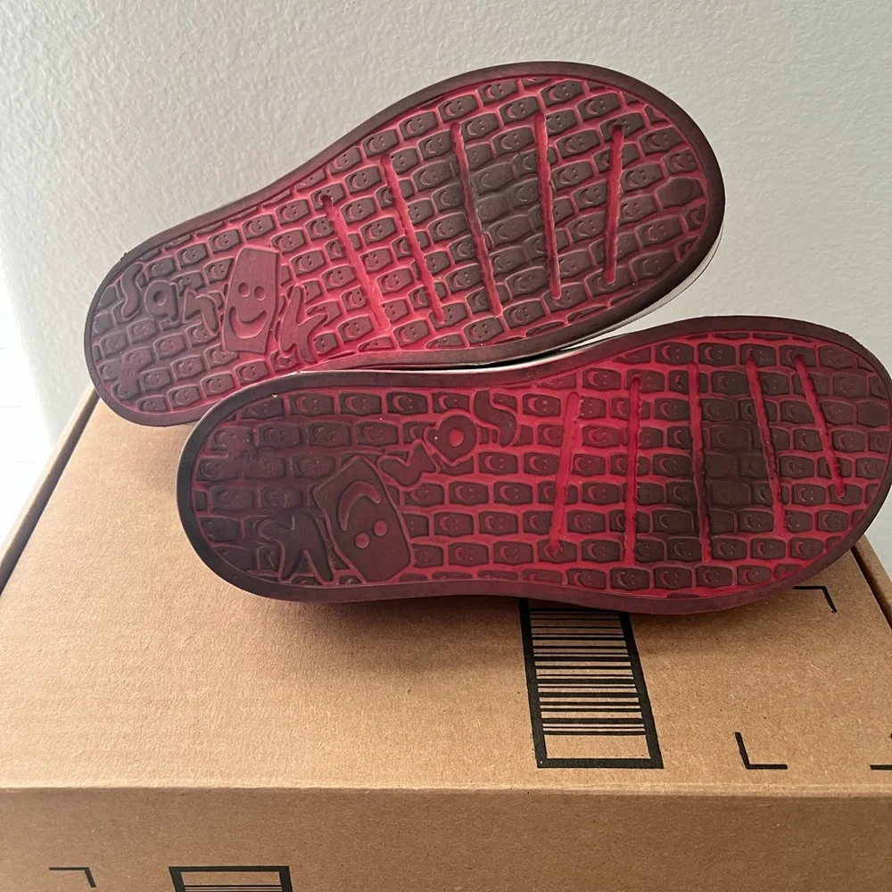 Sanuk red slip