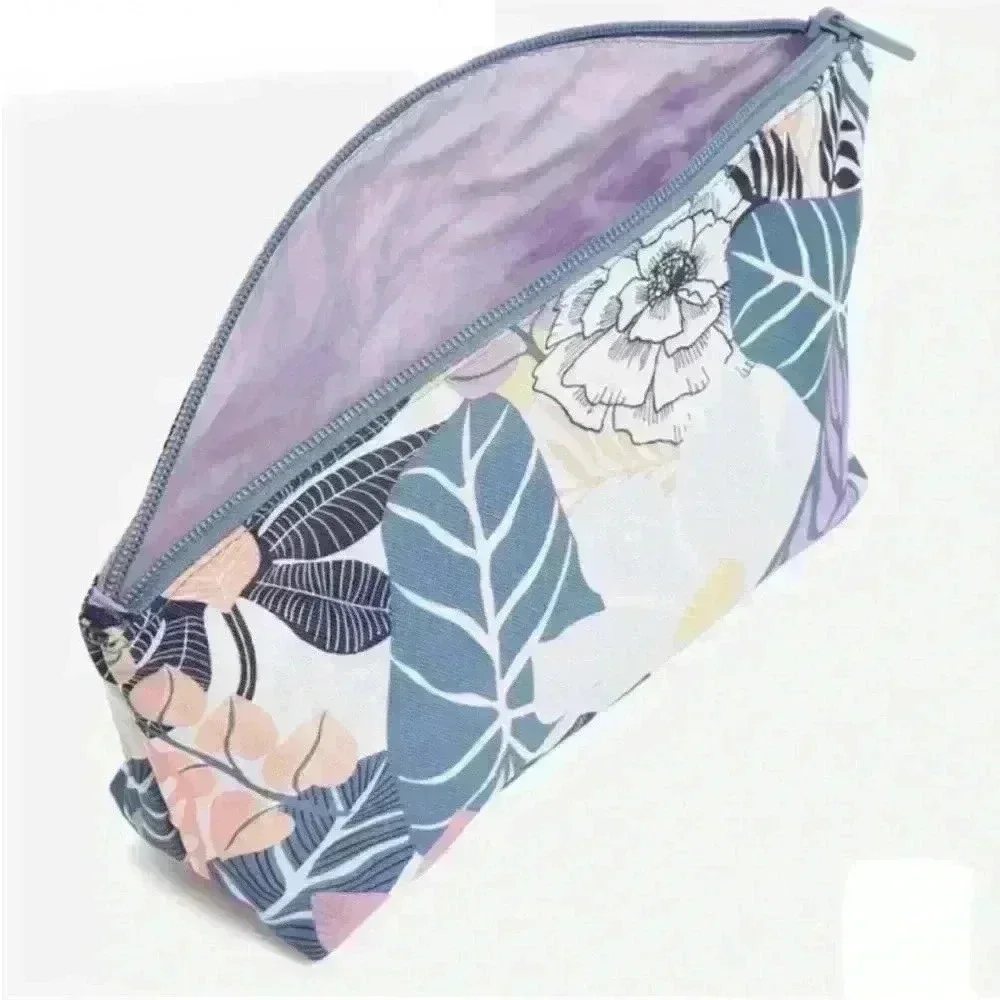 Vera Bradley zip closure