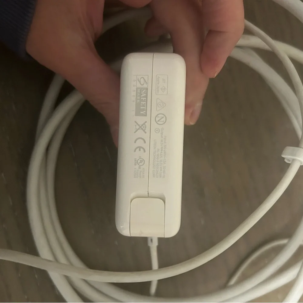 Apple compact adapter