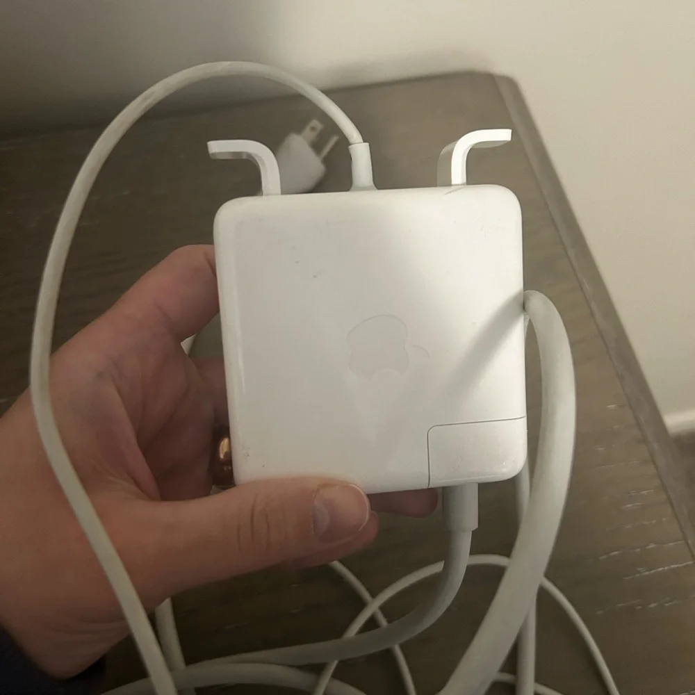 Apple compact adapter