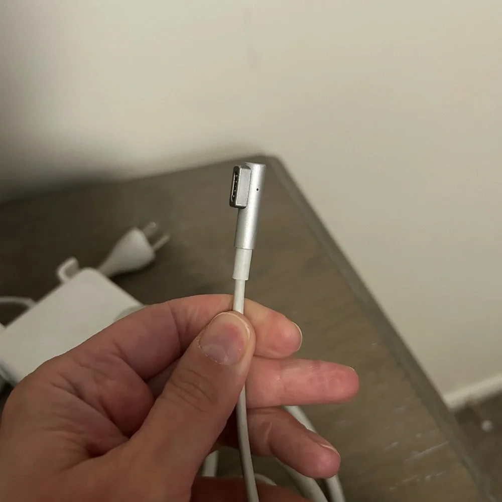 Apple compact adapter