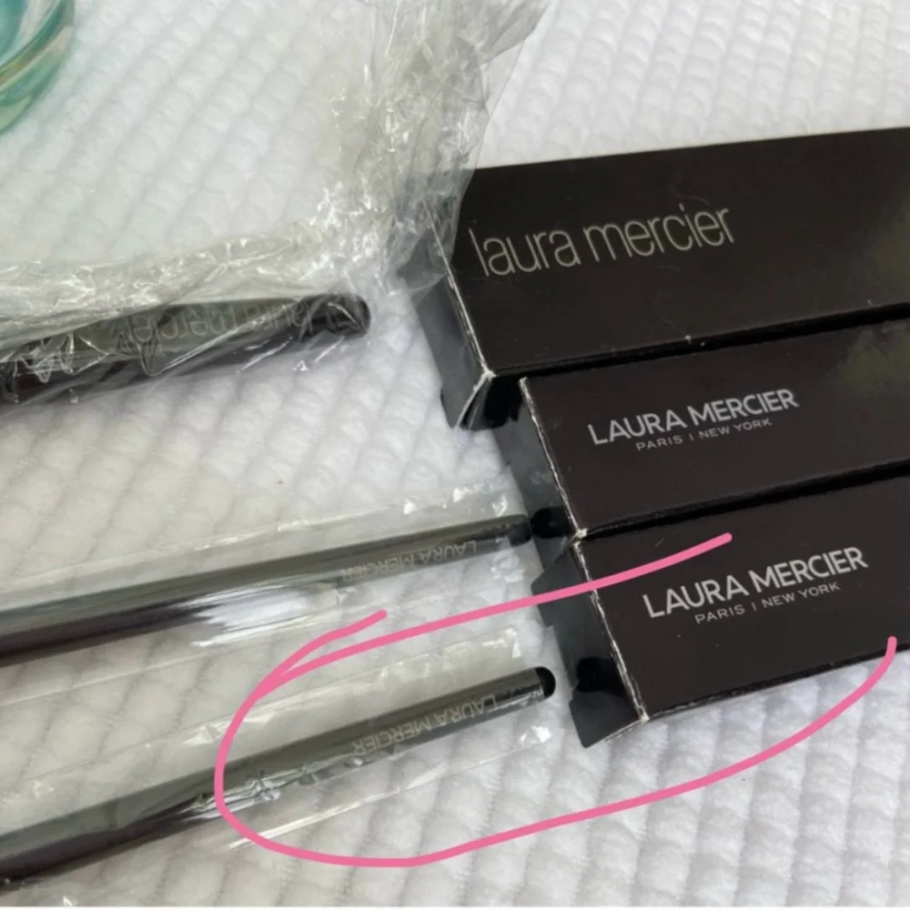 laura mercier raised bills