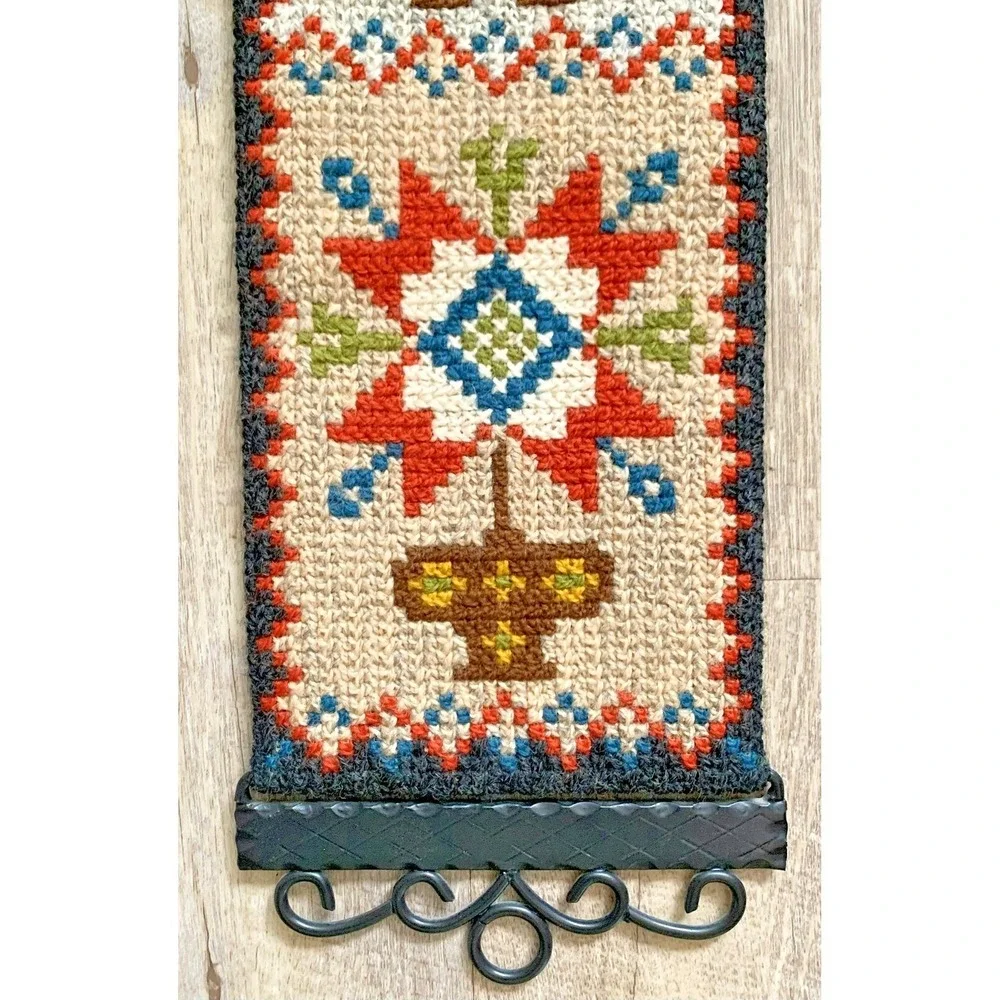 Handmade displays runner