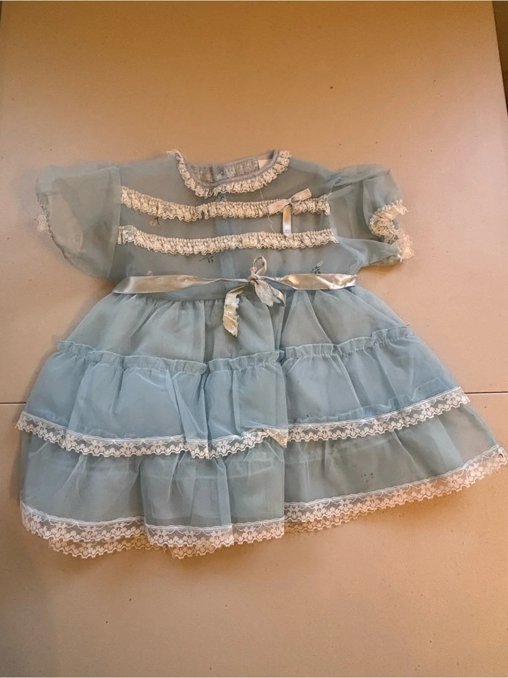Lot of 5 items. Vintage dresses and bonnet