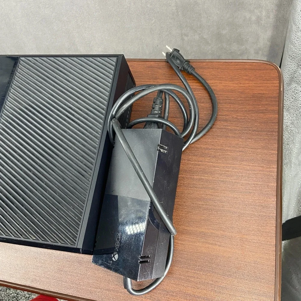 Microsoft Xbox One 1540 Home Console Black w/ White Controller & Power Supply