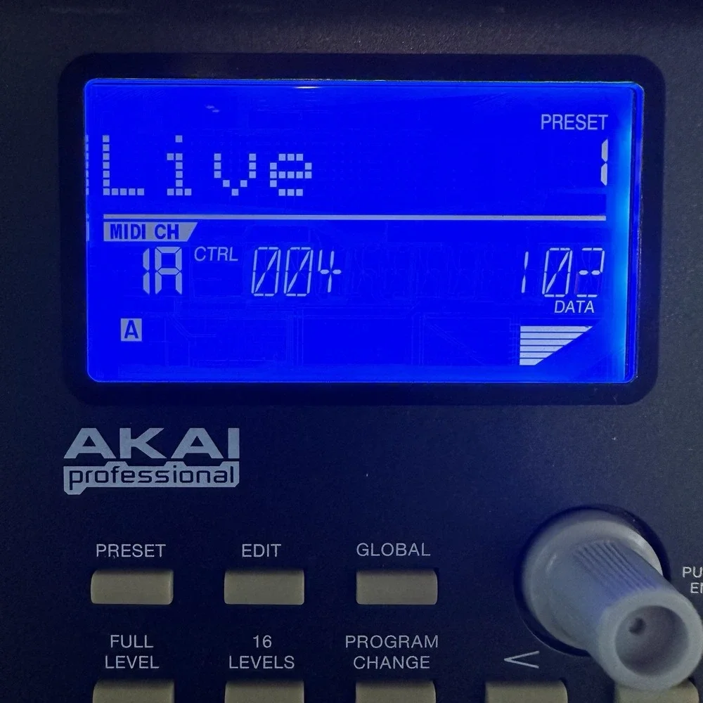 AKAI Professional MPD26‎ USB/MIDI Pad Control Unit Studio Recording Musical