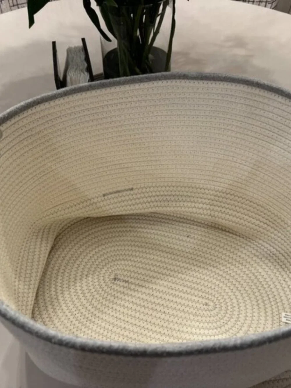 N/A grey cream