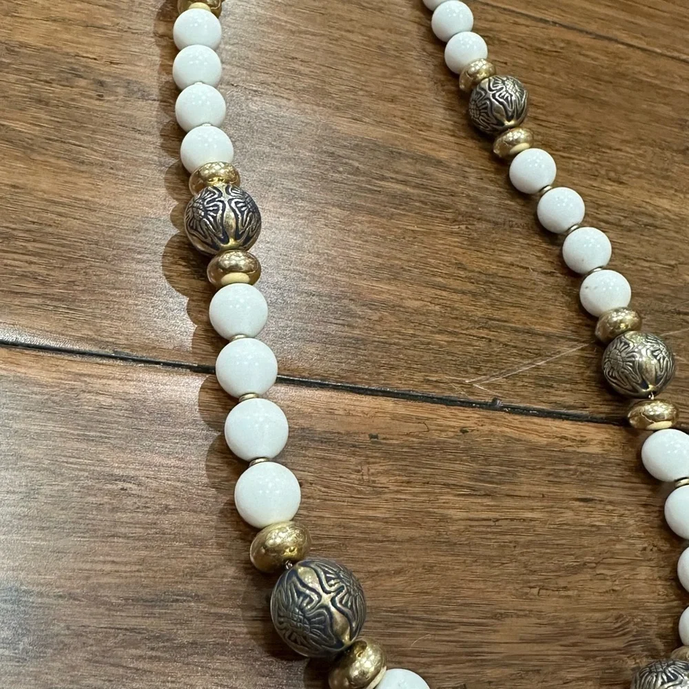 Vintage Timeless White and Gold Necklace with Classic Beads