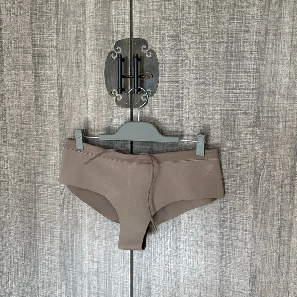 SKIMS Sport Swim Cheeky Bottom | Desert‎
