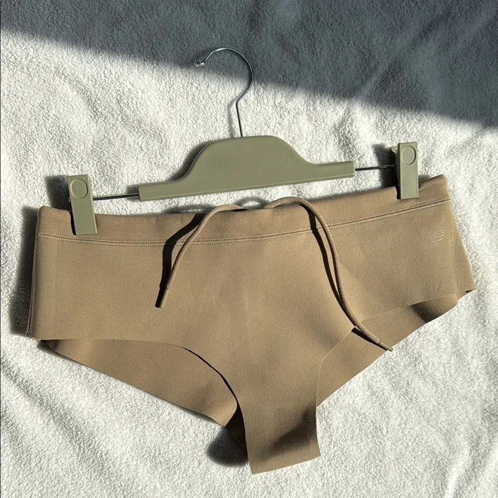 SKIMS Sport Swim Cheeky Bottom | Desert‎