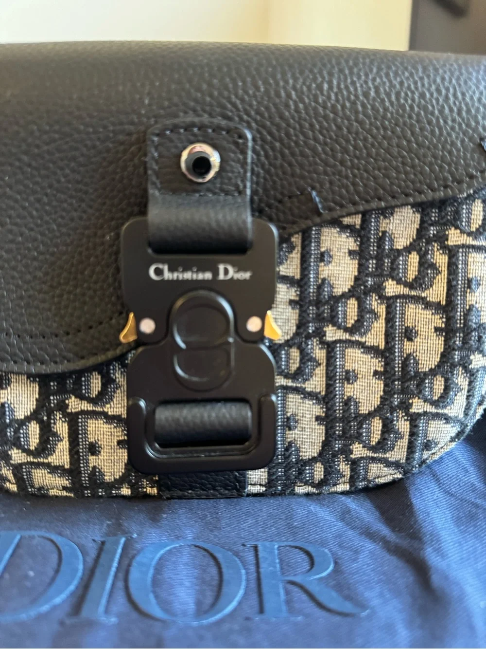 Dior compact messenger