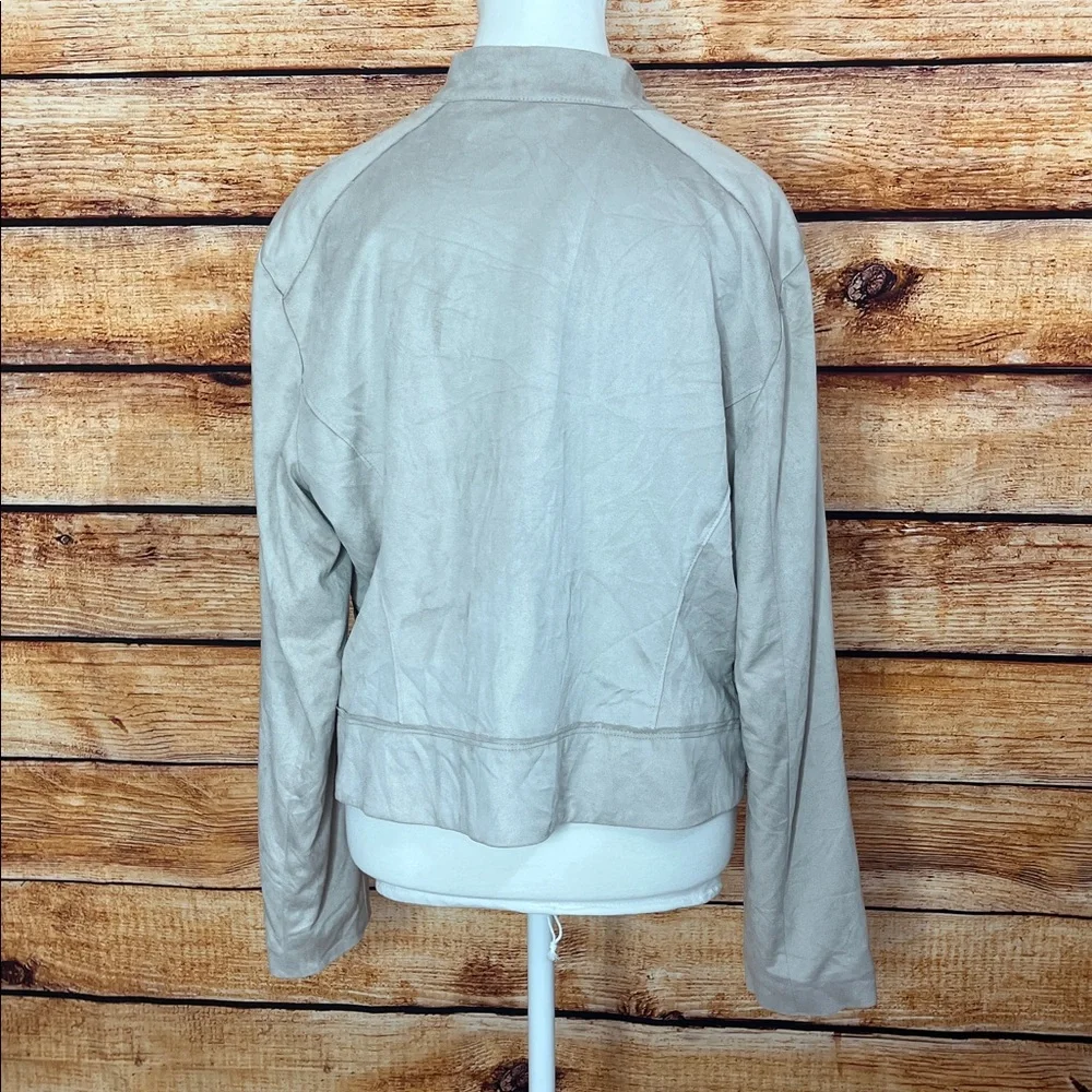 Elie Tahari 22” long collar