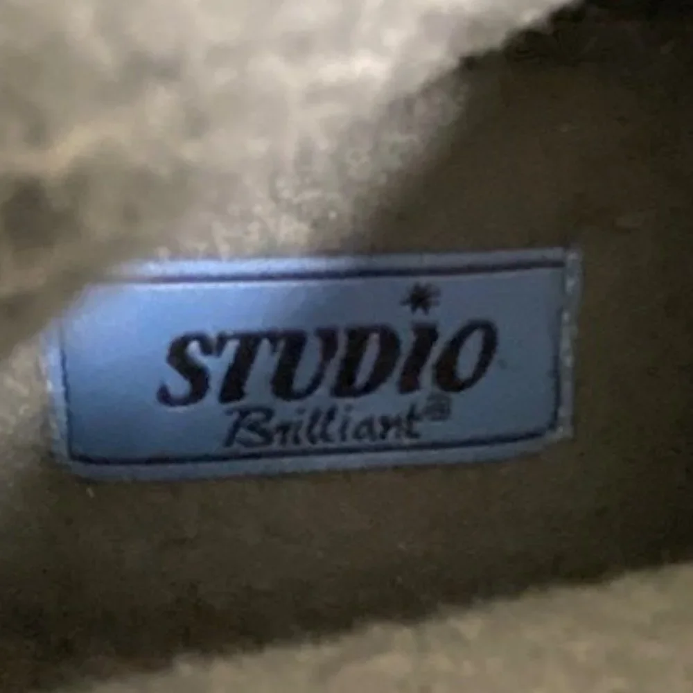 Studio Brilliant quality black