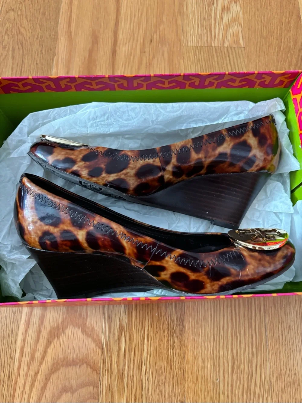 Tory Burch slight patterned round