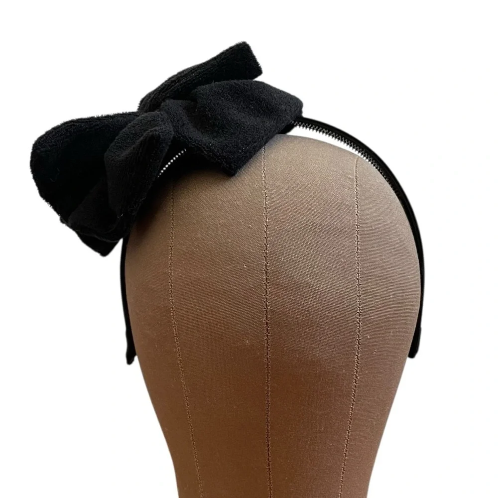 N/A black bow