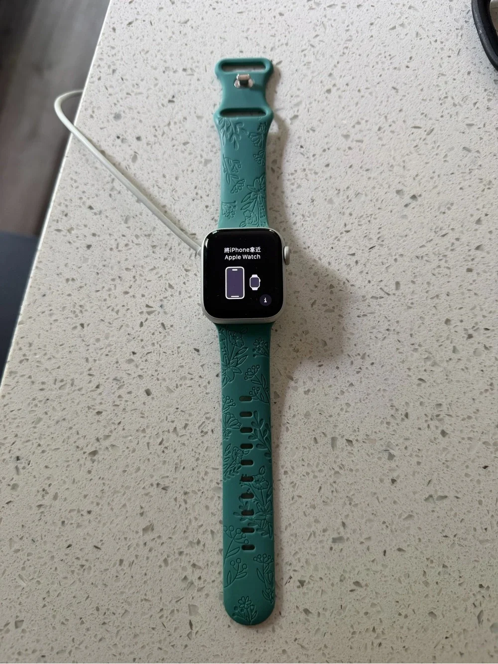 Apple Watch SE 40mm with charger