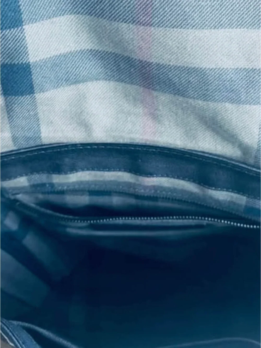 Burberry classic messenger