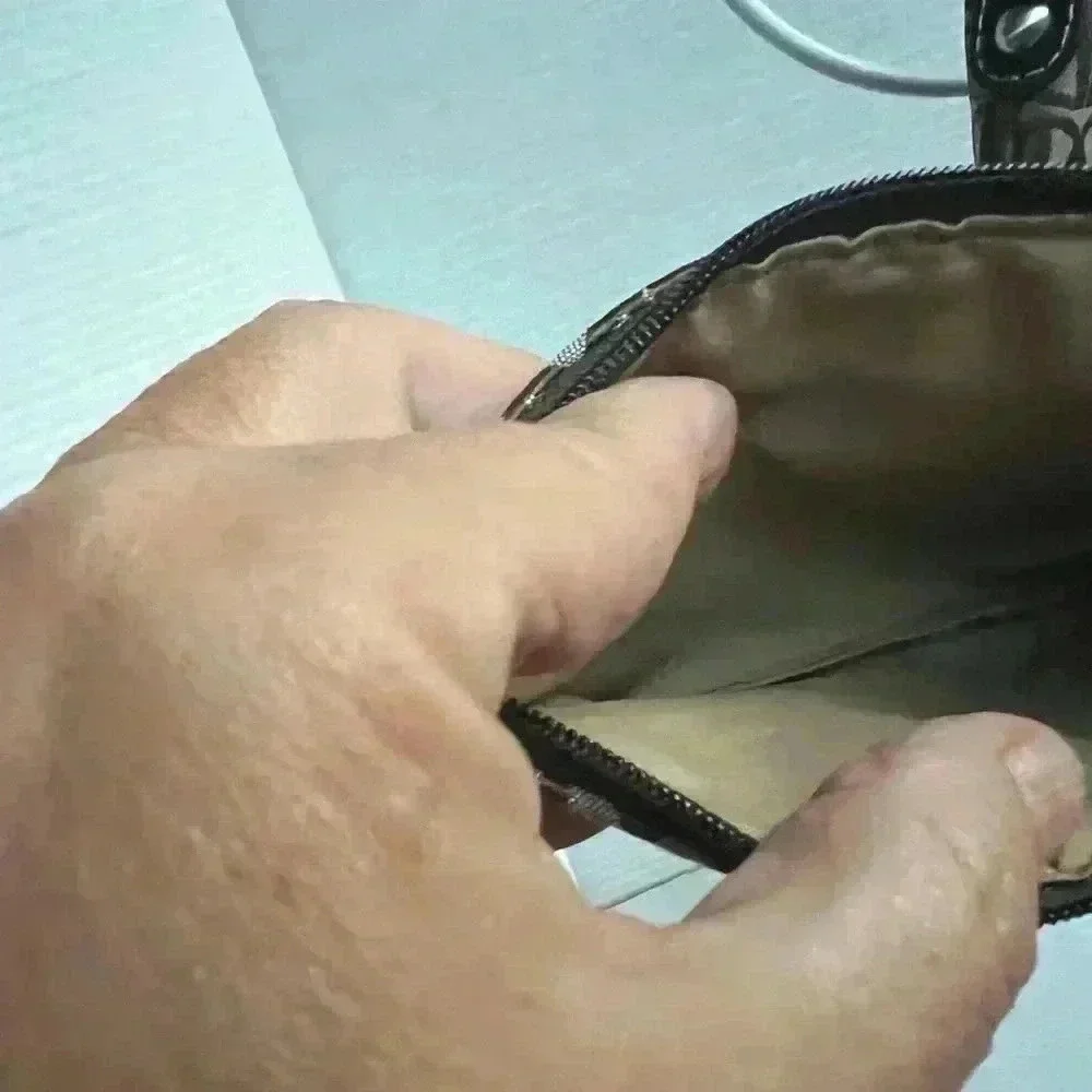 Giani Bernini details pocket trim