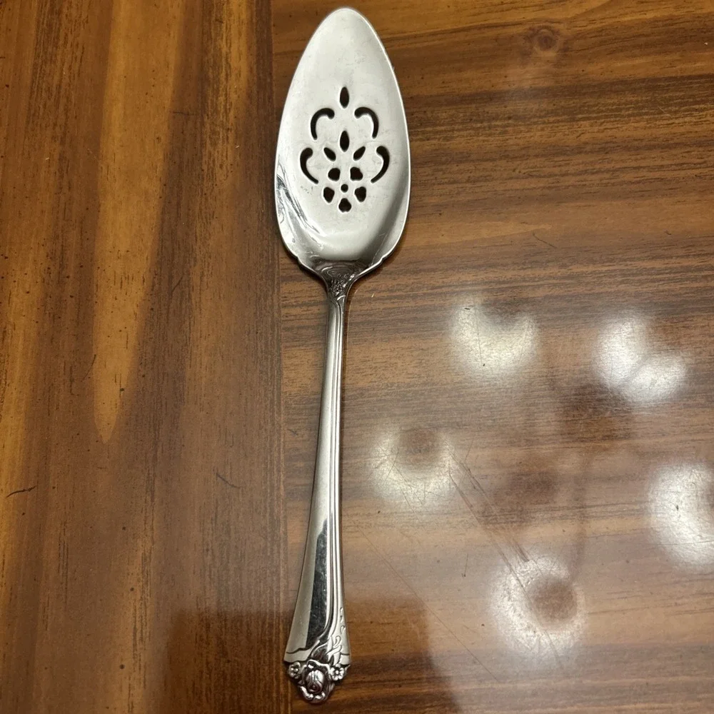 Oneida Community Fantasy Rose Pierced‎ Pie Server 8 3/8