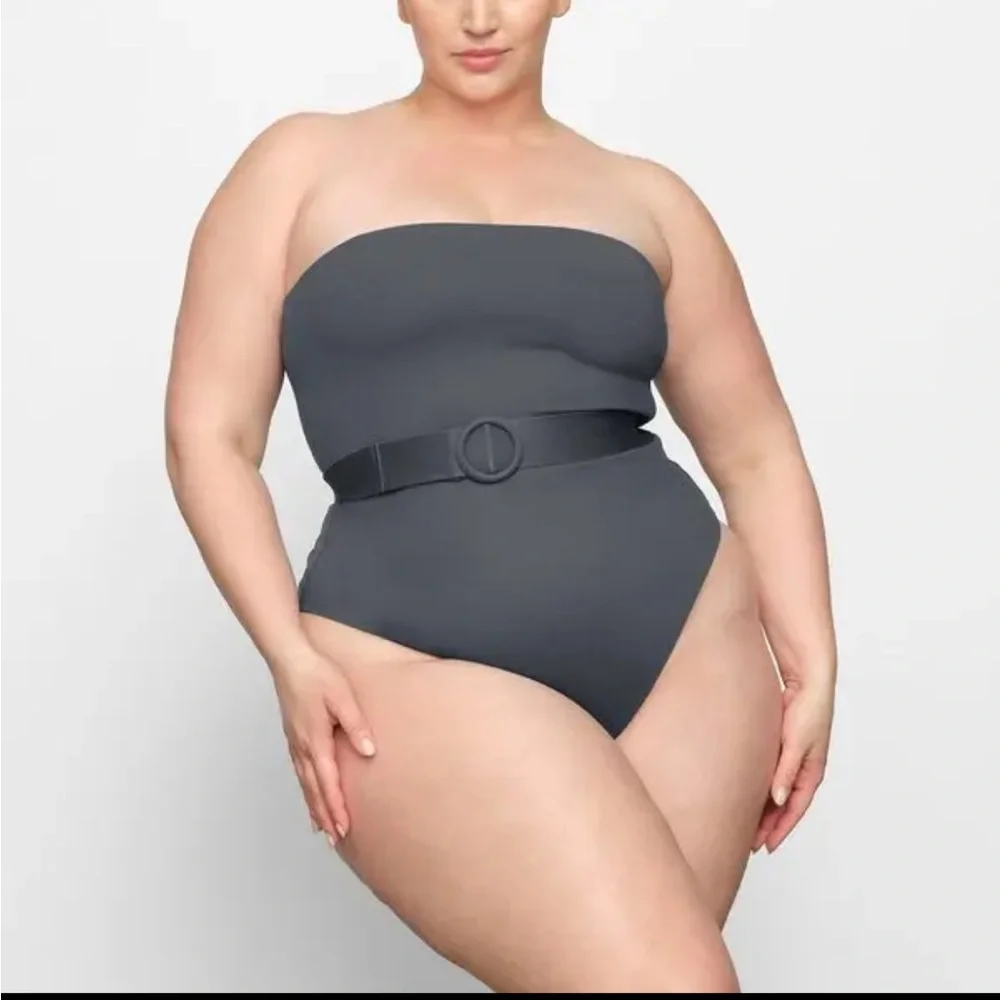 🩶SKIMS SHAPING SCULPTING SWIM STRAPLESS SWIMSUIT WITH BELT IN GUNMETAL XXS