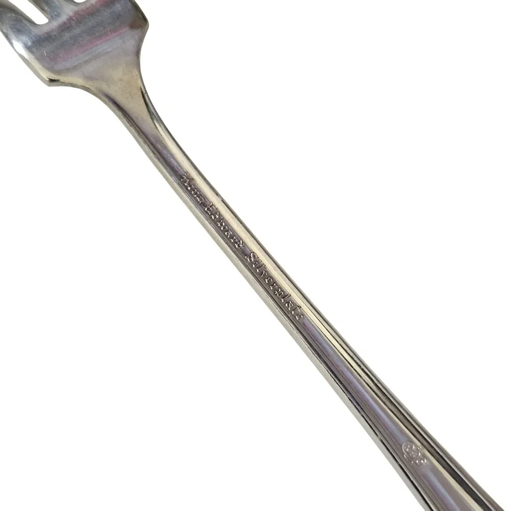 Wm Rogers Silverplate elevate your