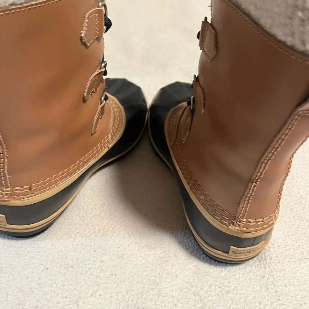 Sorel adjustable lace