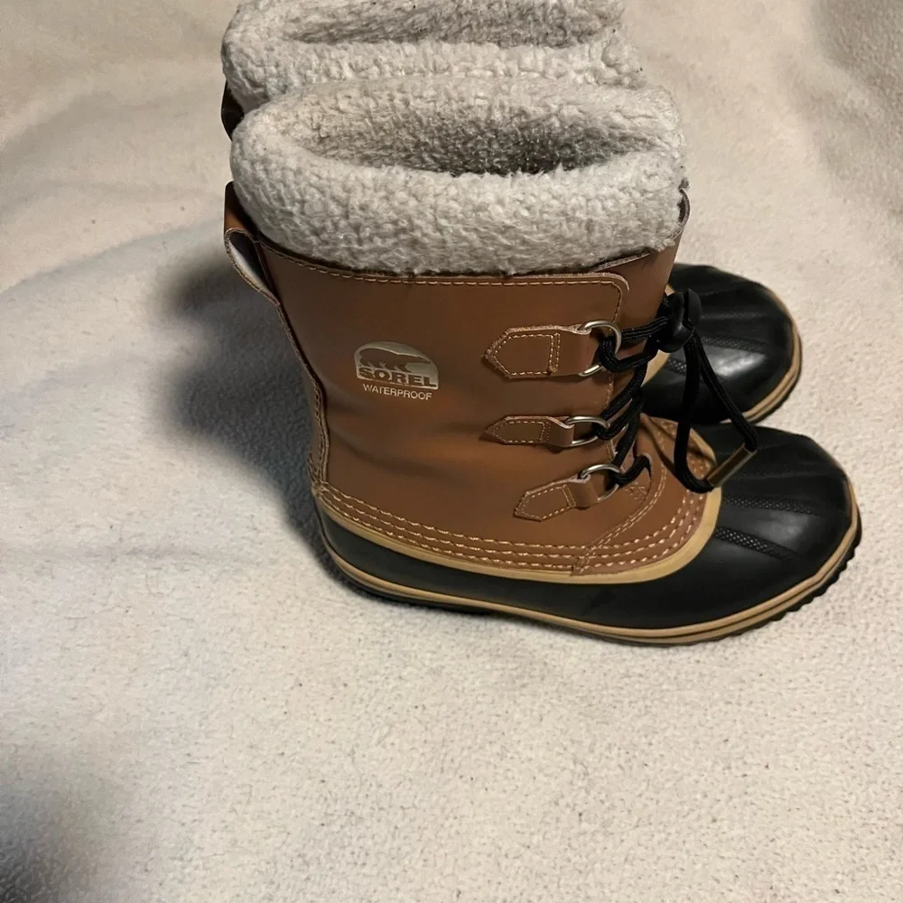 Sorel adjustable lace