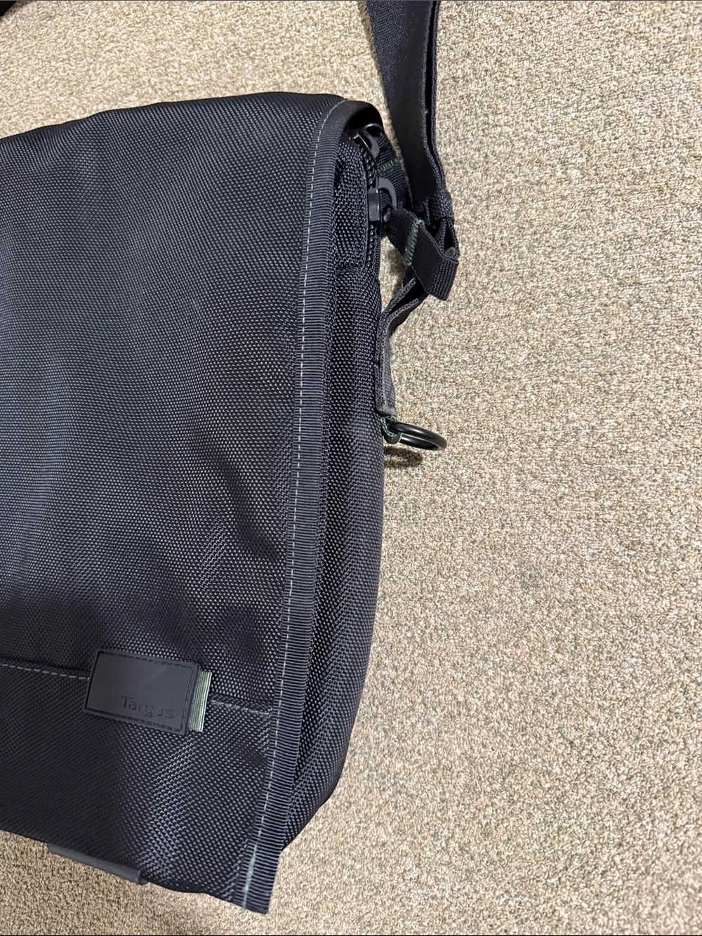 Targus black messenger