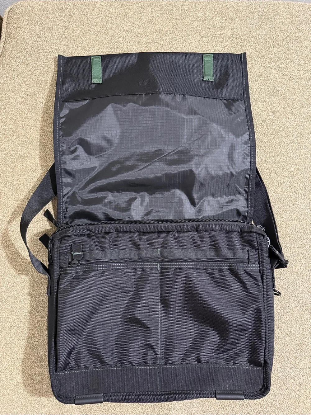 Targus black messenger