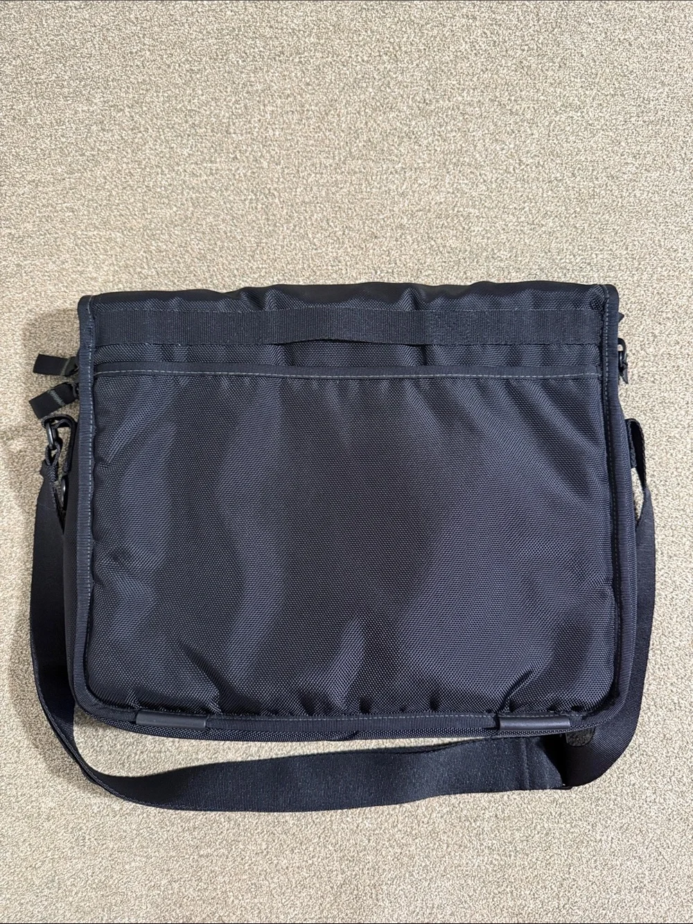 Targus black messenger