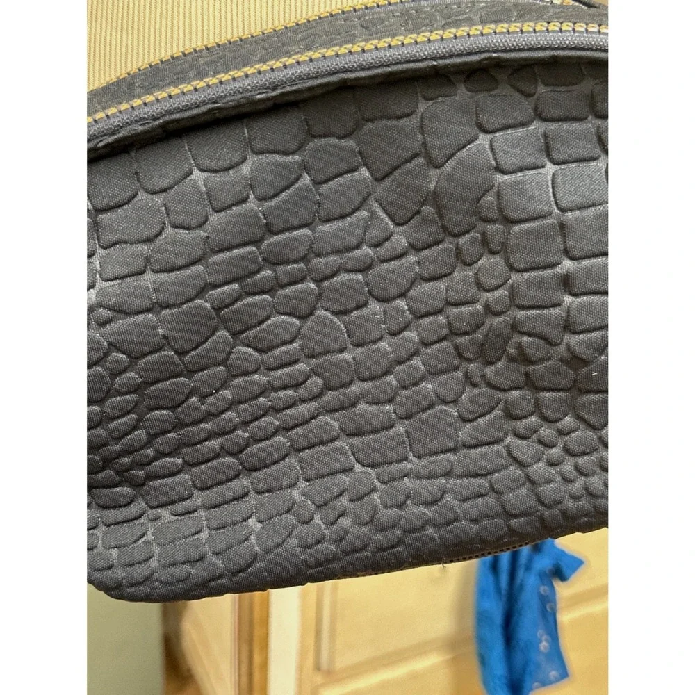 Stella & Dot compact textured