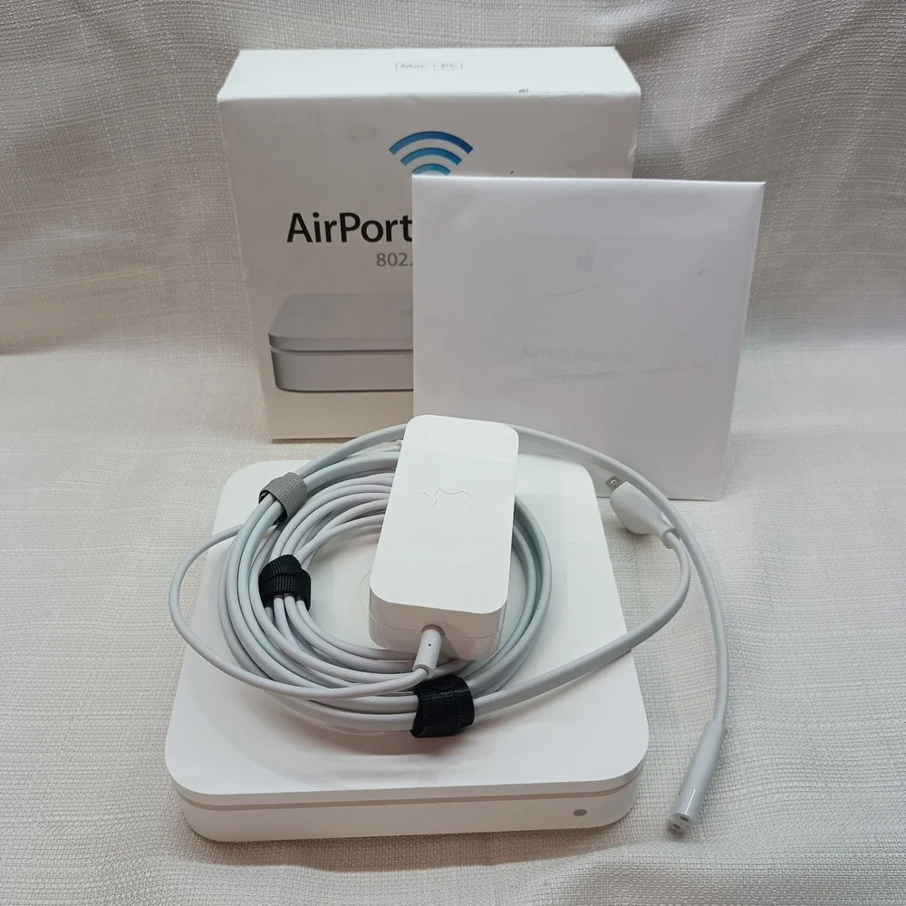 Apple Airport Extreme 802.11n 5th Gen A1408 White Wireless‎ Router