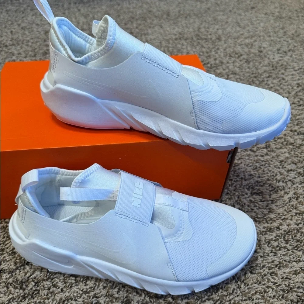 Nike sleek slip